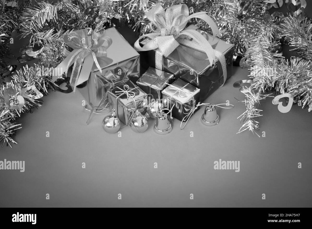 Tema festivo con regali di natale e Capodanno, in bianco e nero Foto Stock