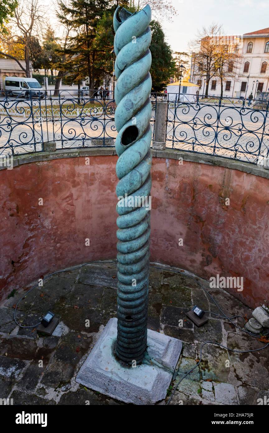 ISTANBUL, TURCHIA - 9 dicembre 2020: La colonna serpente conosciuta anche come colonna serpentina, Tripod Plataeo o Tripod Delfi, è un antico co bronzeo Foto Stock