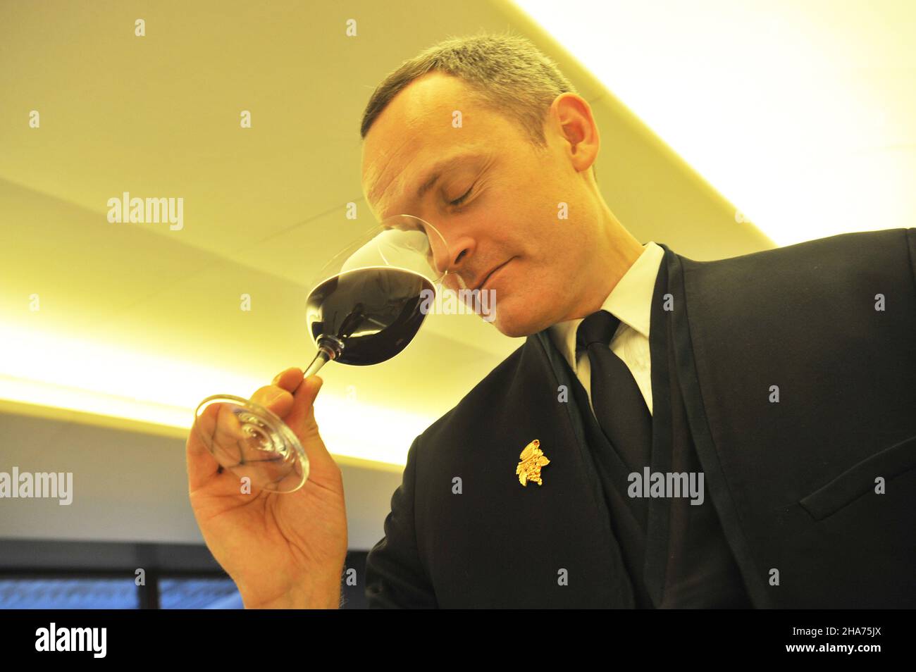 FRANCIA. PARIGI (75) 8TH DISTRETTO. HOTEL MANDARIN ORIENTAL. IL SOMMELIER DAVID BIRAU È STATO IL MIGLIOR SOMMELIER DELLA FRANCIA NEL 2002 E SECONDO NEL MIGLIOR W Foto Stock