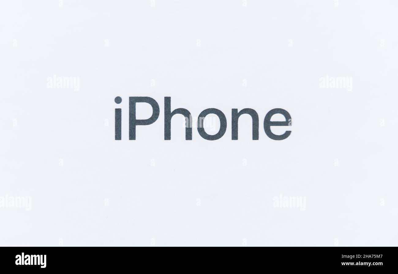 Rottweil, Germania. 09th Dic 2021. Le parole 'iPhone' sono visualizzate sulla confezione di un iPhone 2020 se. Credit: Silas Stein//dpa/Alamy Live News Foto Stock