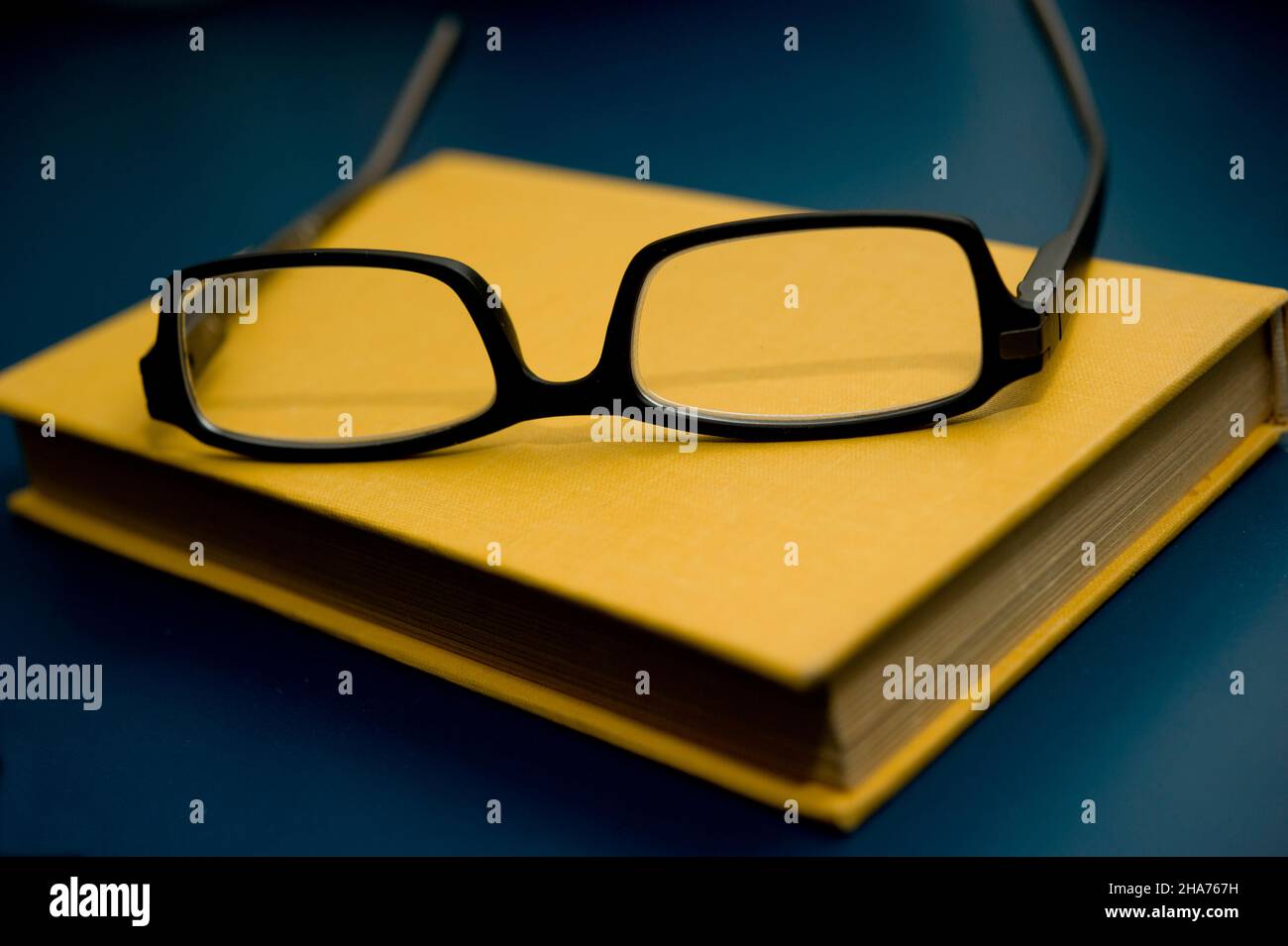occhiali da lettura e libro Foto Stock