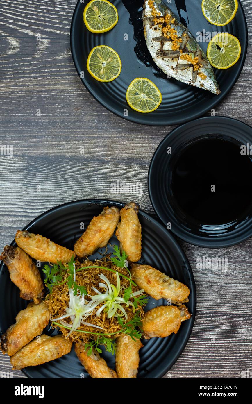 Le ali di pollo fritte con salsa di pesce è un piatto vietnamita molto speciale con ingredienti tra cui le ali di pollo, salsa di pesce e spezie, zucchero, sale... Foto Stock