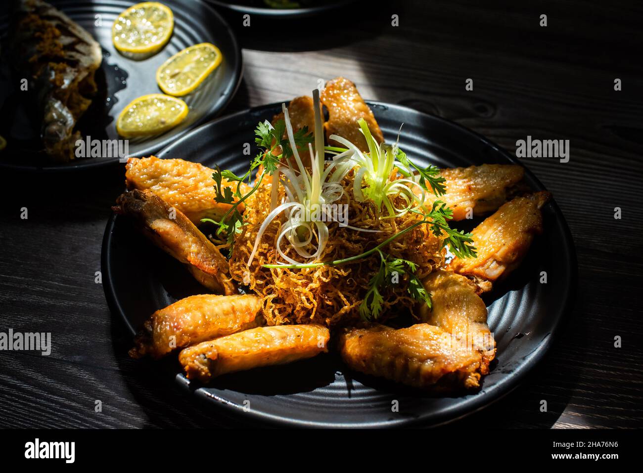 Le ali di pollo fritte con salsa di pesce è un piatto vietnamita molto speciale con ingredienti tra cui le ali di pollo, salsa di pesce e spezie, zucchero, sale... Foto Stock