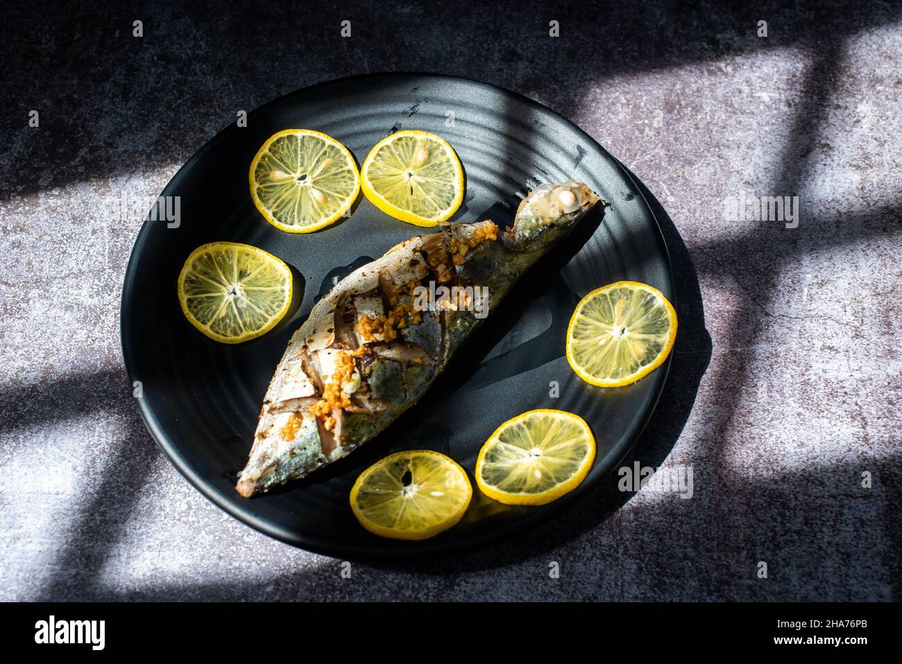 Rastrelliger kanagurta al vapore con aglio ingredienti principali includono pesce, aglio, pepe e pesce condito con zucchero, sale... Foto Stock