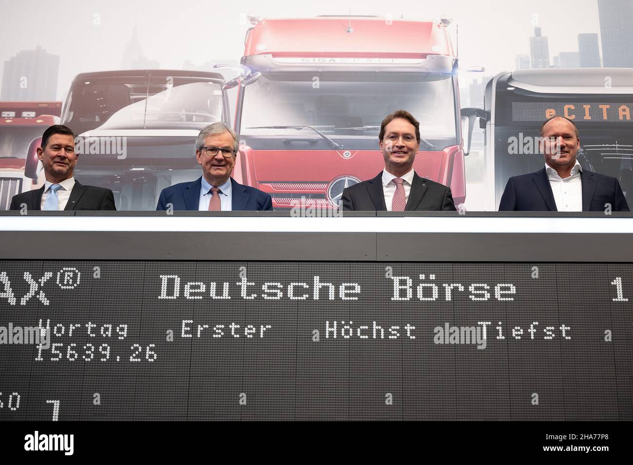 10 dicembre 2021, Hessen, Francoforte sul meno: Harald Wilhelm (l-r), membro del consiglio di amministrazione di Daimler AG responsabile delle finanze, del controllo e della mobilità di Daimler, Martin Daum, presidente del consiglio di amministrazione di Daimler Truck AG, Ola Källenius, presidente del consiglio di amministrazione di Daimler AG, E Jochen Goetz, membro del consiglio di amministrazione di Daimler Truck Holding AG e in questa funzione responsabile della finanza e del controllo, si trovano l'uno accanto all'altro durante l'IPO del costruttore di veicoli commerciali Daimler Truck. La divisione con camion e autobus è stata separata dal Foto Stock