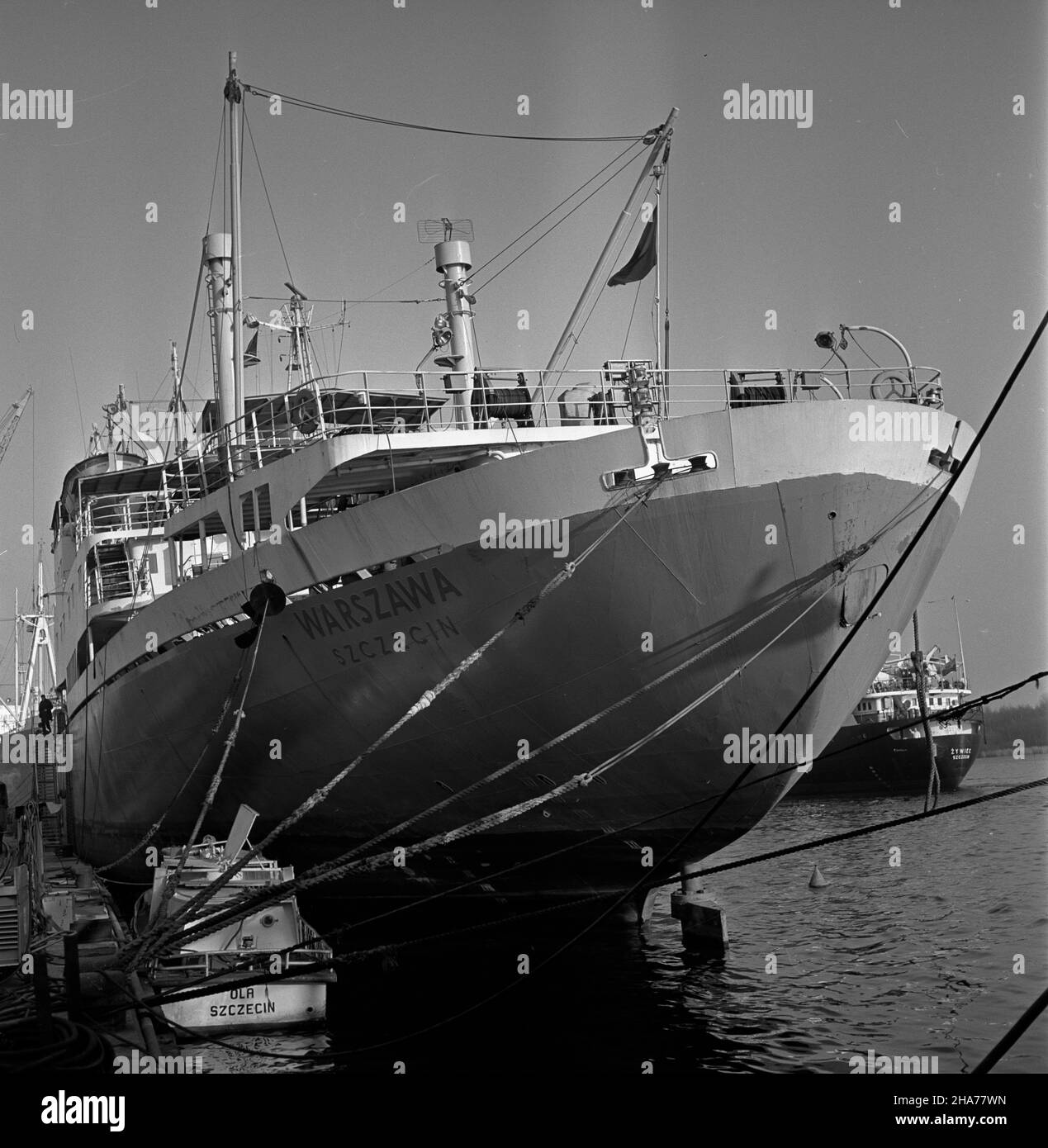 Szczecin, 1969-11-26. M/S Warszawa drobnicowiec wyprodukowany w Stoczni Szczeciñskiej w 1966 r. Do 1970 r. p³ywa³ w Polskiej ¯egludze Morskiej, nastêpnie przekazany Polskim Liniom Oceanicznym. W 1984 r. zosta³ z³omowany. Jednostka p³ywa³a na linii Uniafrica ³¹cz¹cej polskie porty z portami afrykañskimi. Dane techniczne: 5320 TDW, d³. 123,8 m., szer. 17 m., zanurzenie 6,5 m., rodzaj napêdu – silnik spalinowy, prêdkoœæ 15,5 W. uu PAP/Jerzy Undro Szczecin, 26 novembre 1969. M/S Warszawa, nave cargo generale costruita nel cantiere navale di Szczecin nel 1966. Fino al 1970 appartenne alla Ste Polacca Foto Stock