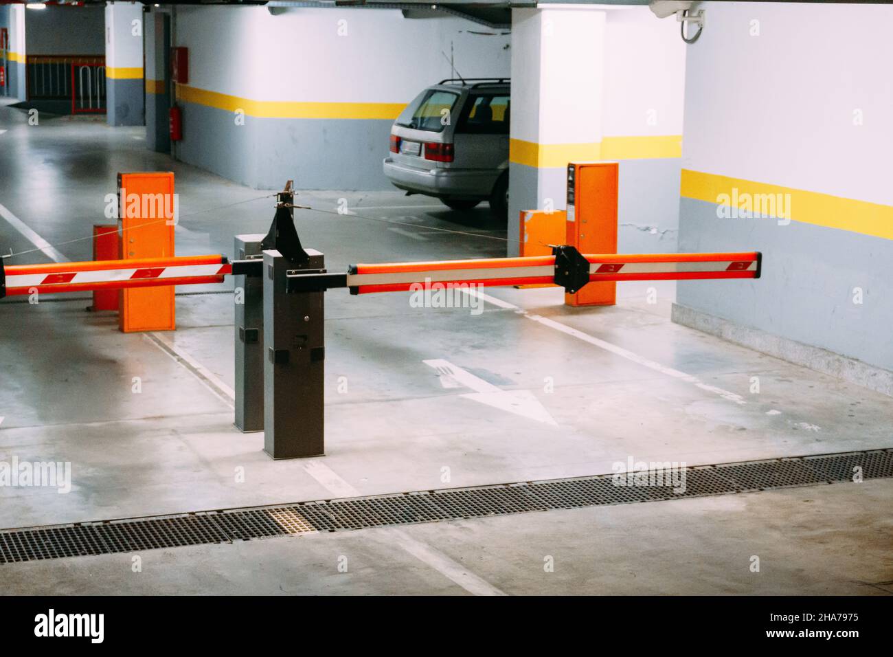 Barriera per un parcheggio sotterraneo con auto parcheggiate Foto stock -  Alamy