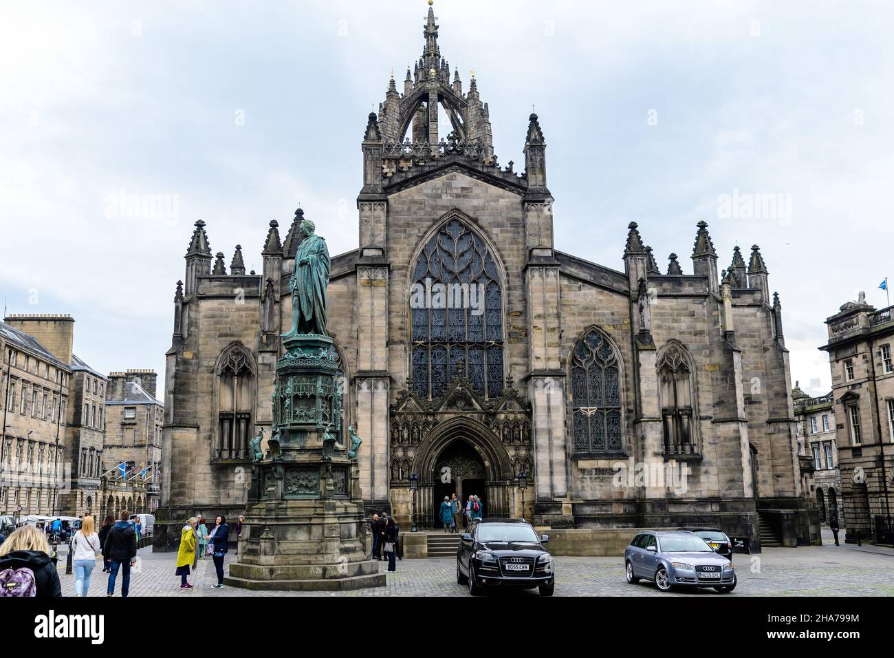 Edimburgo, Scozia, 15 giugno 2019: Turisti e l'antico edificio della cattedrale di St Giles sulla storica strada e area di Royal Mile, in un'estate nuvolosa Foto Stock