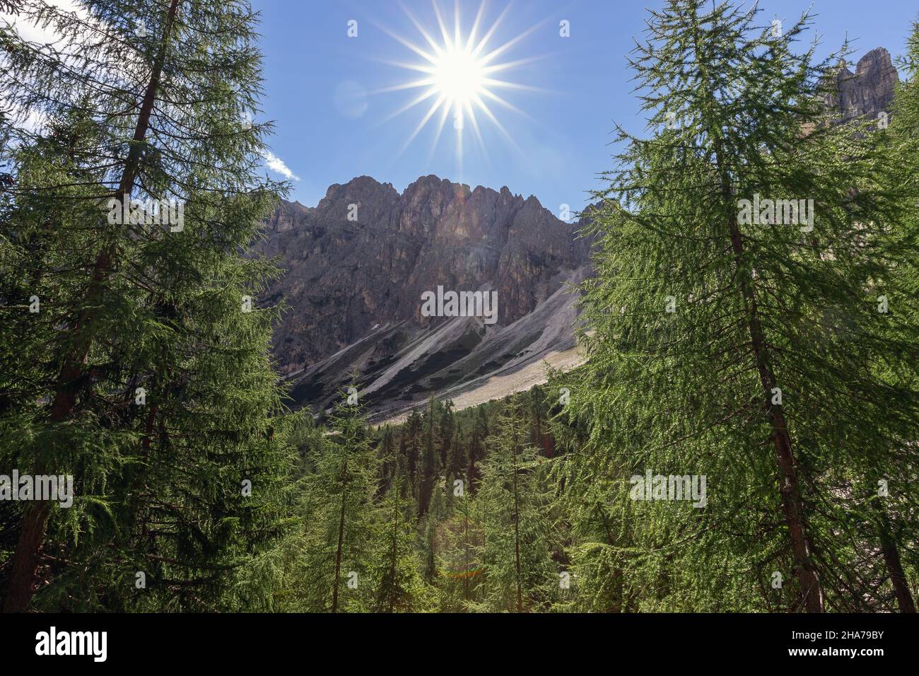 Sole diurno che illumina il crinale delle Dolomiti in Italia Foto Stock