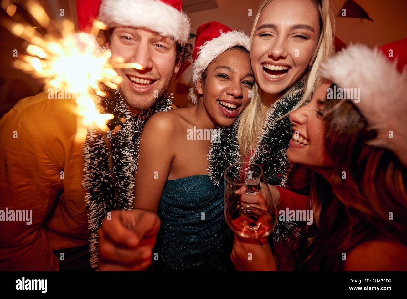 Amici felici che ballano e festeggiano insieme la vigilia di Capodanno Foto Stock