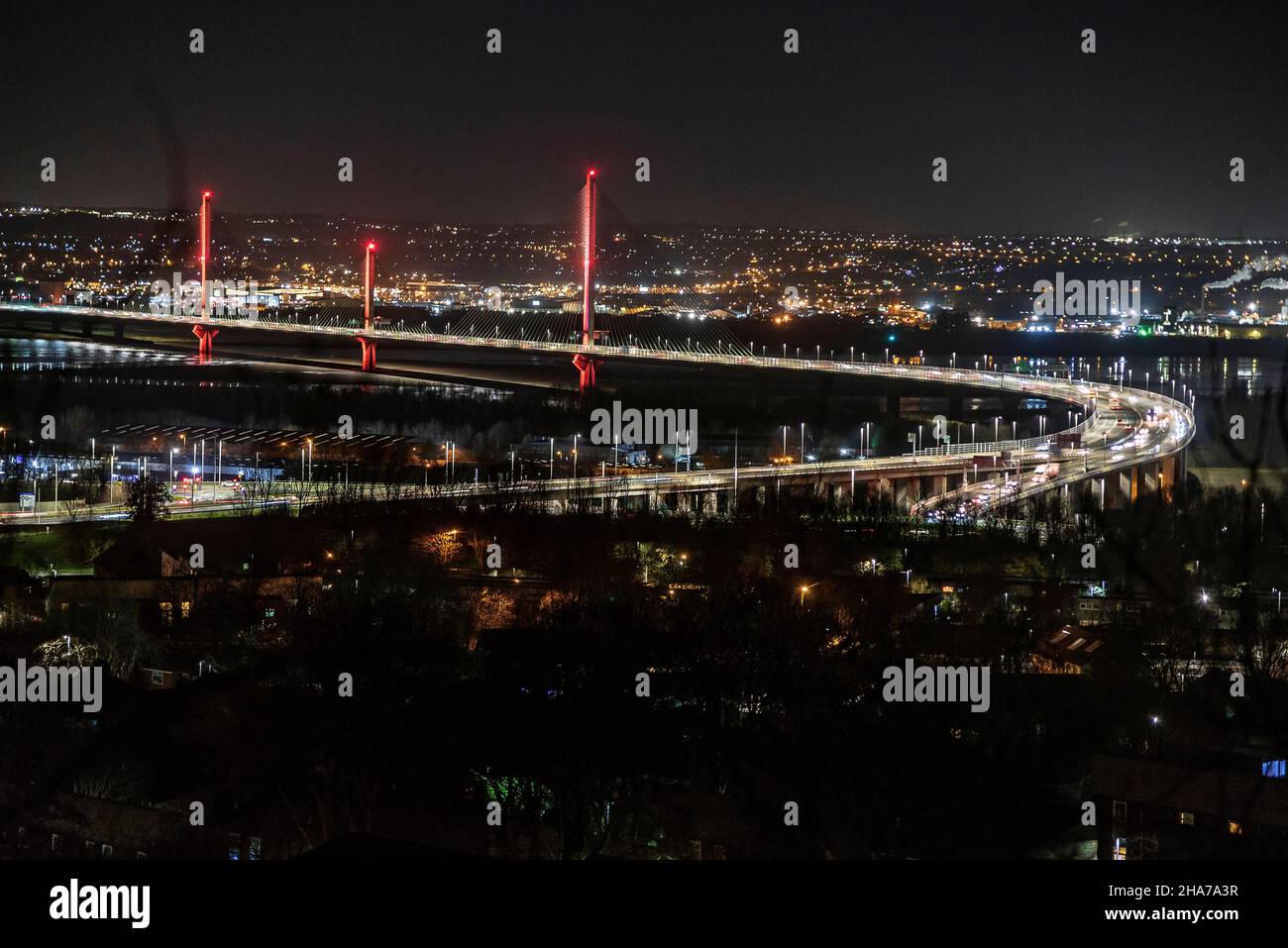 Il Gateway Bridge sul fiume Mersey con Orange Coloured Bridge Architectural Lighting sui pilastri principali per celebrare la Giornata dei diritti umani il Venerdì dicembre Foto Stock