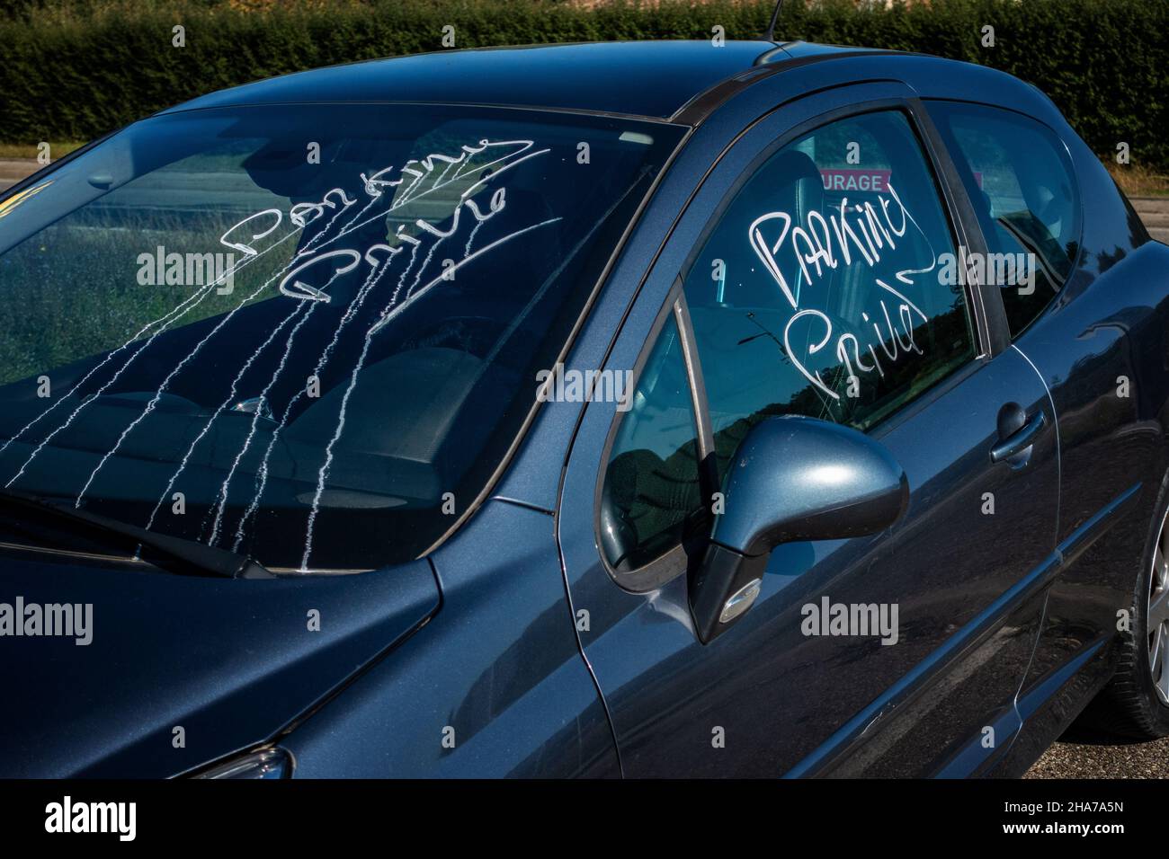 Cartello segnaletico di parcheggio difettoso, scritto su un'auto parcheggiata illegalmente in Francia Foto Stock