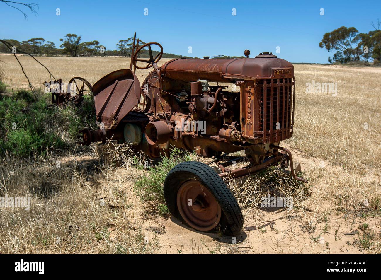 Il relitto di un trattore di Fordson situato su un'ampia proprietà a Kringin, nella regione di Murray Mallee in Australia Meridionale. Foto Stock