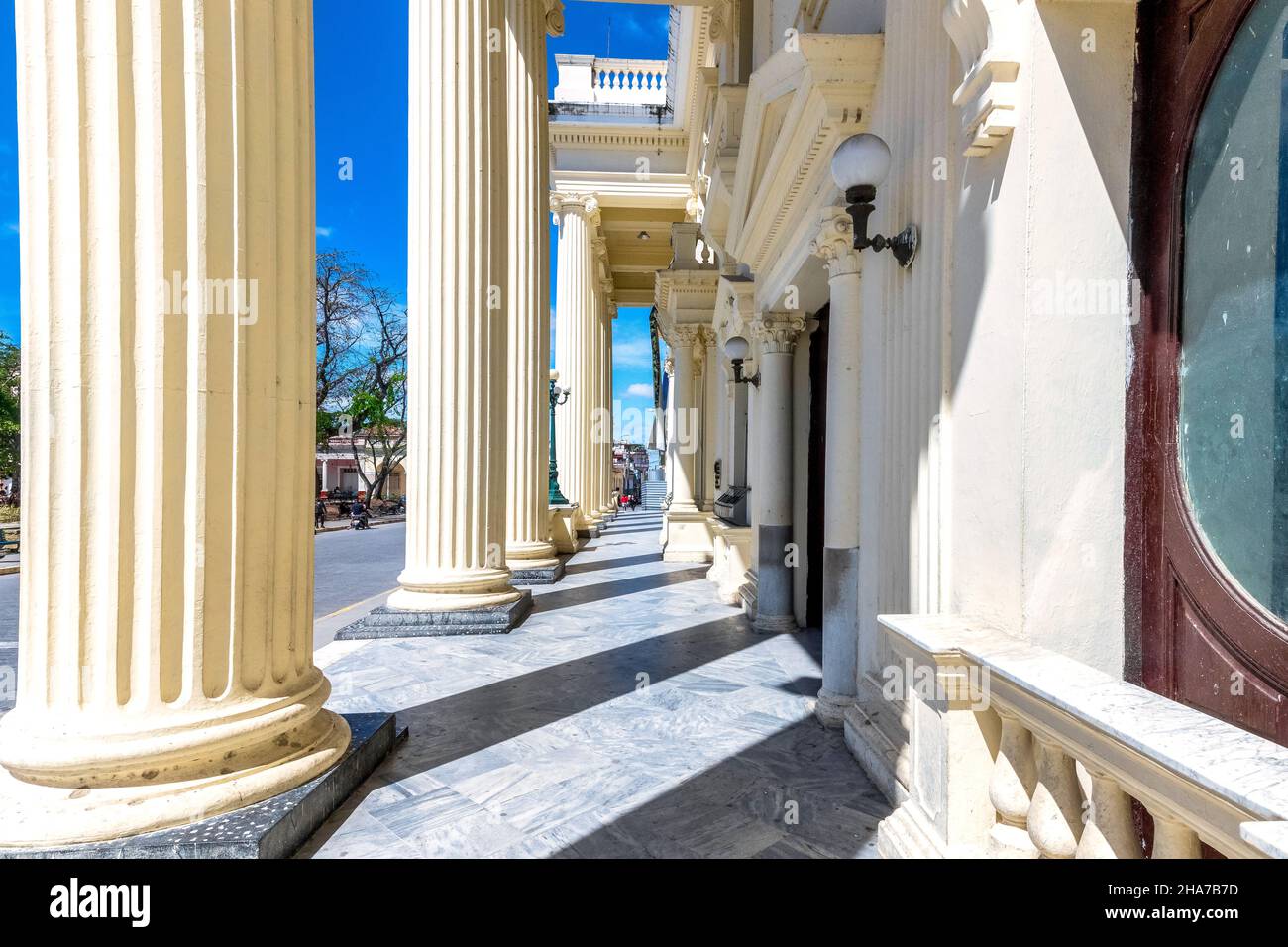 Dettagli architettonici antichi della facciata della biblioteca pubblica Jose Marti che si trova in un quartiere Monumento Nazionale chiamato 'Parco Leoncio Vidal e il suo sur Foto Stock