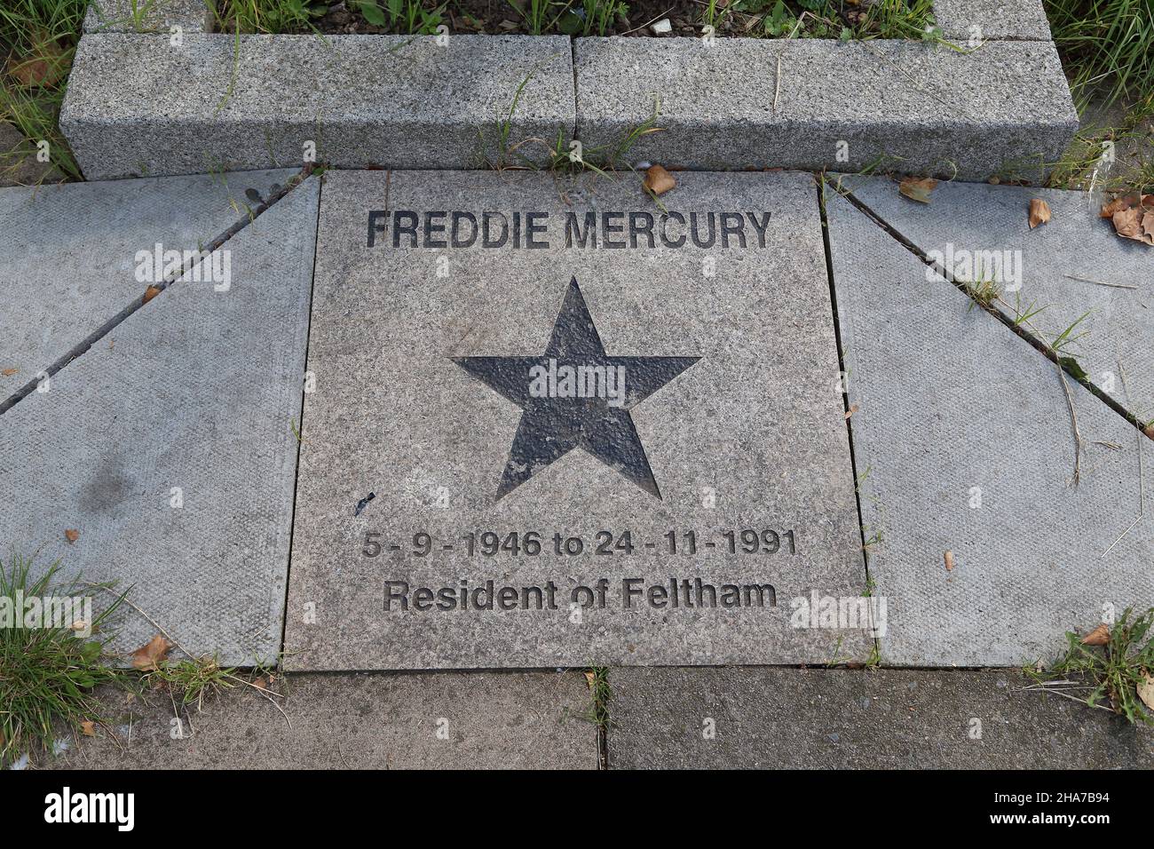 LONDRA, GRAN BRETAGNA - 8 SETTEMBRE 2014: È il segno commemorativo di Freddie Mercury in Feltham. Foto Stock