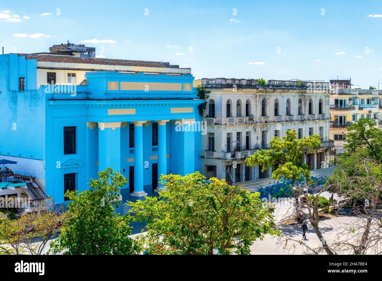 Vista aerea della scuola superiore 'Osvaldo Herrera' (blu) e la ricostruzione dell'Hotel Florida nel quartiere Parque Leoncio Vidal che è una Na Foto Stock