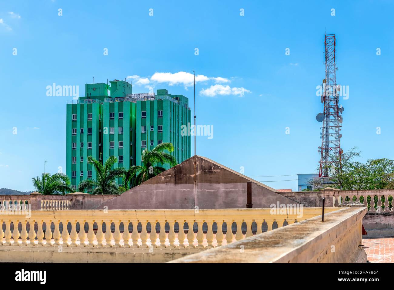 Vista aerea dell'Hotel Santa Clara Libre (edificio verde più alto). L'immagine è un punto di vista dalla biblioteca pubblica Jose Marti. 11 dicembre 2021 Foto Stock