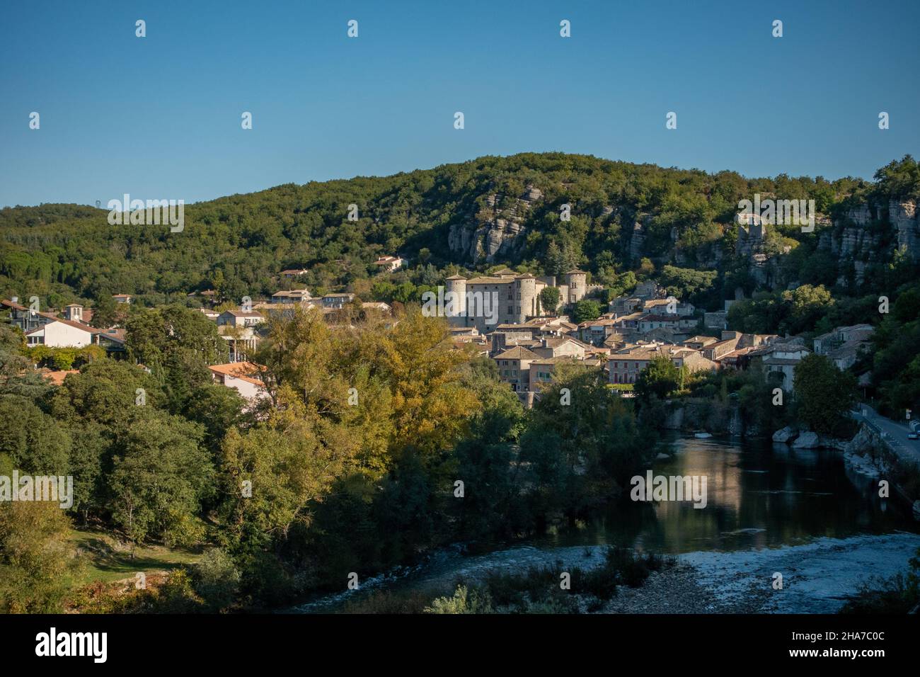 La città di Vogüé si trova nel dipartimento di Ardèche della regione francese Rhône-Alpes. Foto Stock