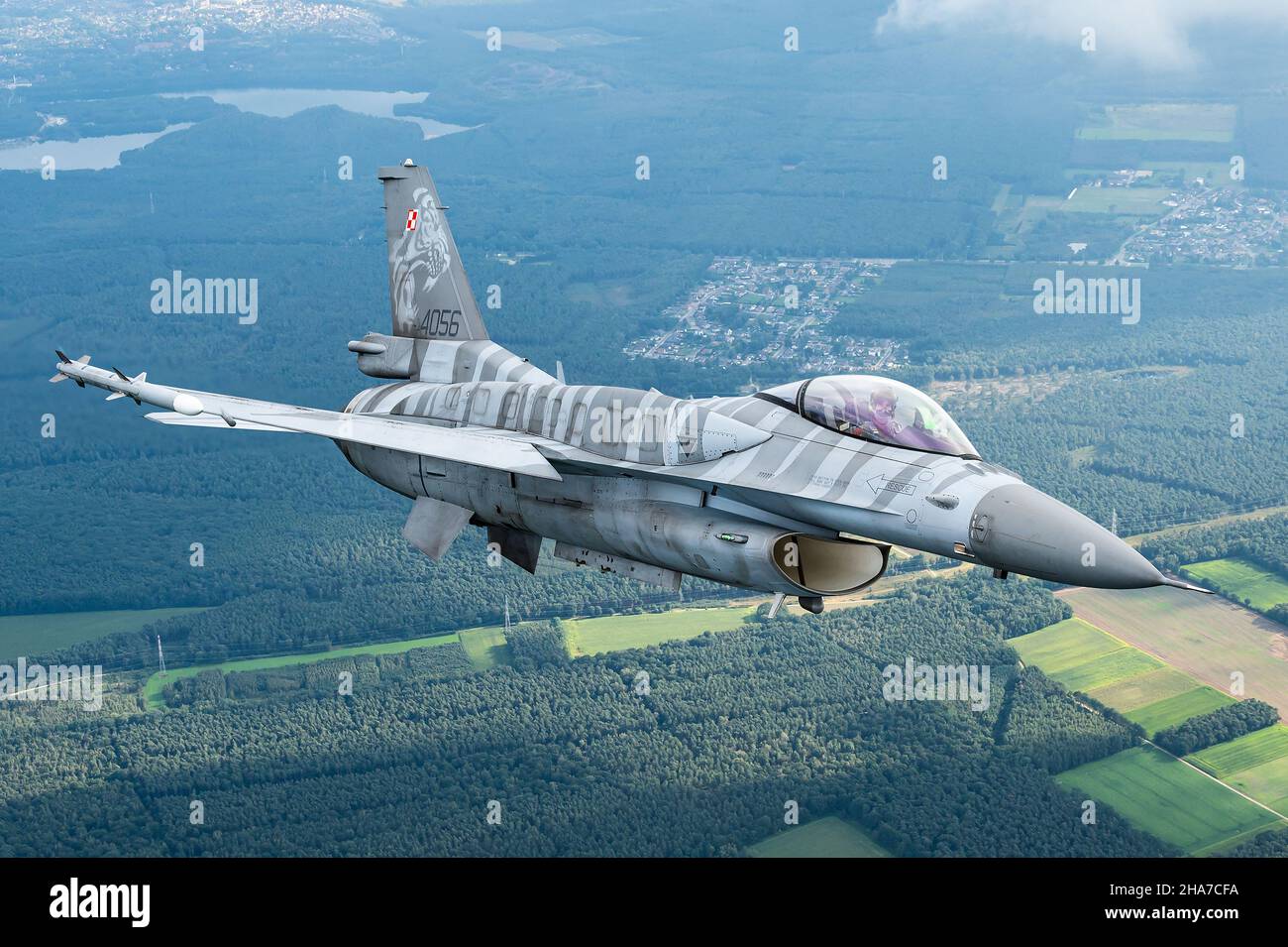 Un F-16 Fighting Falcon jet dalla base aerea tattica del 31st della Polish Air Force. Foto Stock