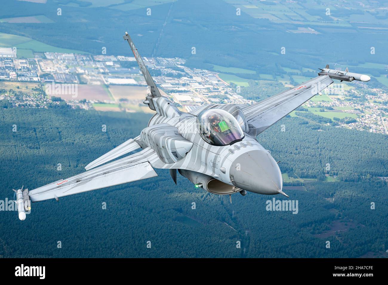 Un F-16 Fighting Falcon jet dalla base aerea tattica del 31st della Polish Air Force. Foto Stock