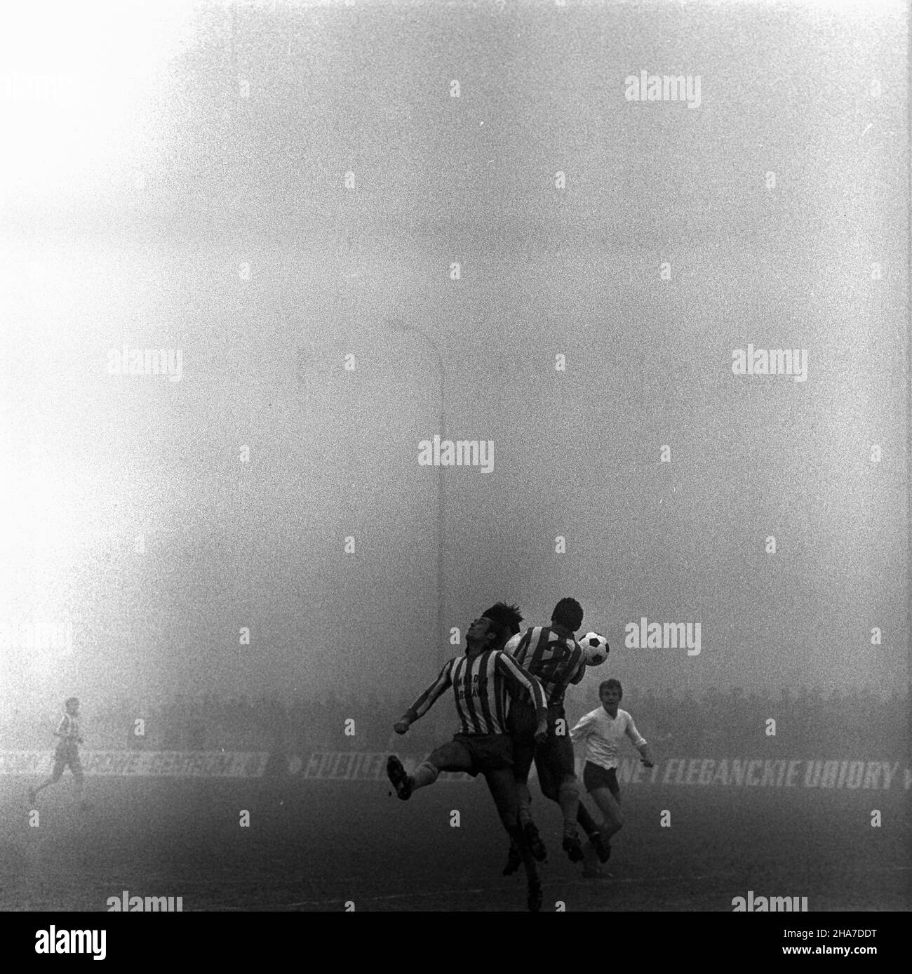 Warszawa, 1969-11-23. Mecz pi³ki no¿nej rundy jesiennej rozgrywek ligowych w sezonie 1969/1970 Gwardia Warszawa - Zag³êbie Sosnowiec, na stadionie Gwardii (ul.Rac³awicka). Spotkanie zakoñczy³o siê zwyciêstwem Zag³êbia Sosnowiec 2:0 (po golach Andrzeja Jarosika w 10 i 68 min.). Zawodnicy Gwardii w pasiastych koszulkach. kw PAP/Stanis³aw D¹browiecki Varsavia, 23 novembre 1969. Il round autunnale della lega polacca di qualificazione a tra Gwardia Warszawa e Zaglebie Sosnowiec allo stadio Gwardia (in via Raclawicka). Sosnowiec vince dal 2 al 0 (dopo gli obiettivi sparati da Andrzej Jarosik nel 10th Foto Stock