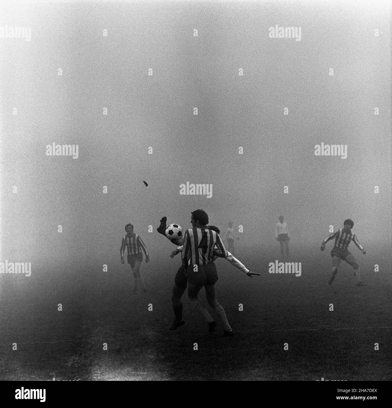 Warszawa, 1969-11-23. Mecz pi³ki no¿nej rundy jesiennej rozgrywek ligowych w sezonie 1969/1970 Gwardia Warszawa - Zag³êbie Sosnowiec, na stadionie Gwardii (ul.Rac³awicka). Spotkanie zakoñczy³o siê zwyciêstwem Zag³êbia Sosnowiec 2:0 (po golach Andrzeja Jarosika w 10 i 68 min.). Zawodnicy Gwardii w pasiastych koszulkach. kw PAP/Stanis³aw D¹browiecki Varsavia, 23 novembre 1969. Il round autunnale della lega polacca di qualificazione a tra Gwardia Warszawa e Zaglebie Sosnowiec allo stadio Gwardia (in via Raclawicka). Sosnowiec vince dal 2 al 0 (dopo gli obiettivi sparati da Andrzej Jarosik nella 10th AN Foto Stock