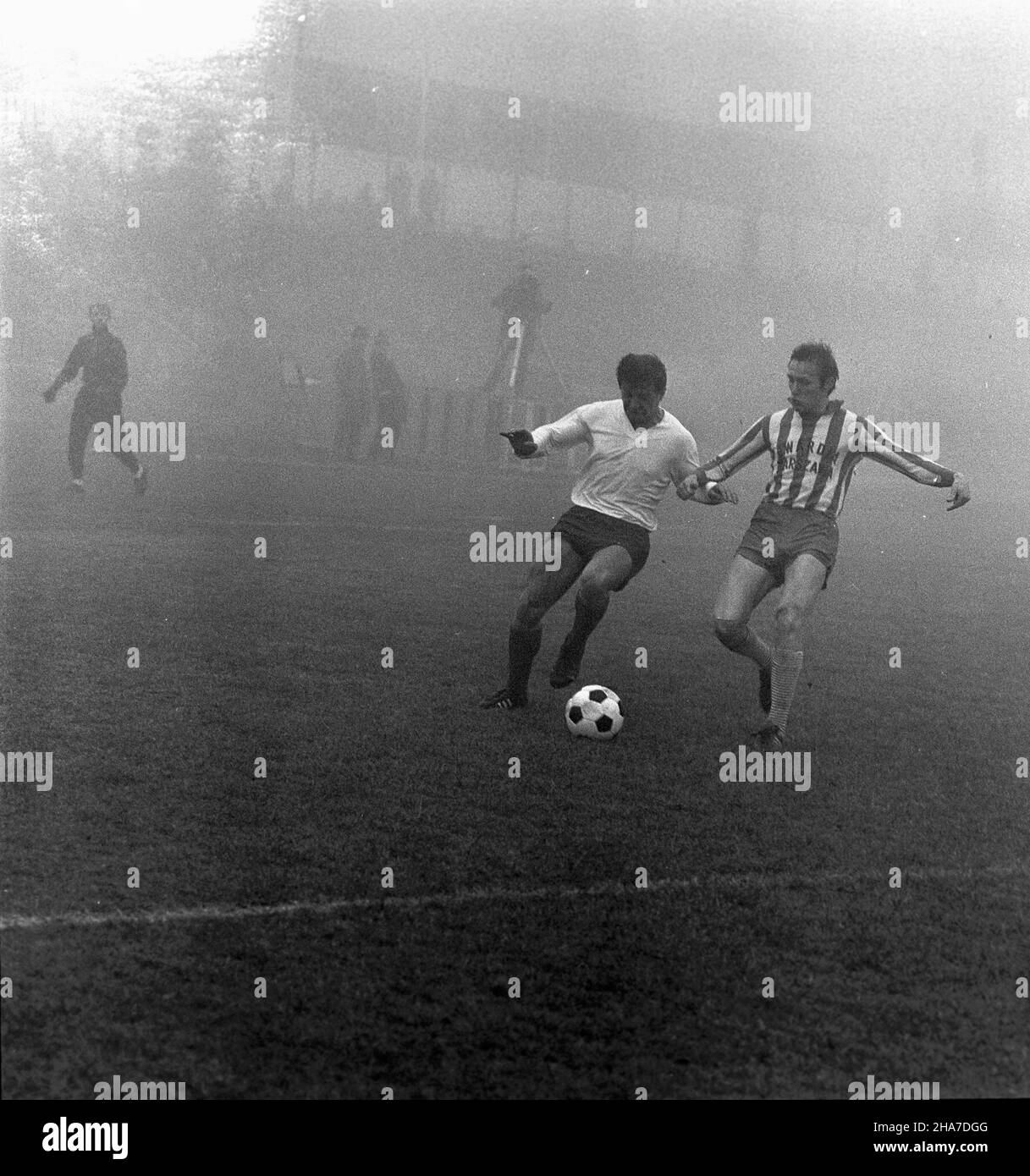 Warszawa, 1969-11-23. Mecz pi³ki no¿nej rundy jesiennej rozgrywek ligowych, w sezonie 1969/1970, Gwardia Warszawa - Zag³êbie Sosnowiec, na stadionie Gwardii (ul.Rac³awicka). Spotkanie zakoñczy³o siê zwyciêstwem Zag³êbia Sosnowiec 2:0 (po golach Andrzeja Jarosika w 10 i 68 min.). Zawodnicy Gwardii w pasiastych koszulkach. kw PAP/Stanis³aw D¹browiecki Varsavia, 23 novembre 1969. Una partita di calcio autunnale 1969 tra Gwardia Warsaw e Zaglebie Sosnowiec allo stadio Gwardia in via Raclawicka. La partita è stata vinta da Zaglebie Sosnowiec dal 2 al 0 (Andrzej Jarosik ha segnato gol nel 10th e. Foto Stock