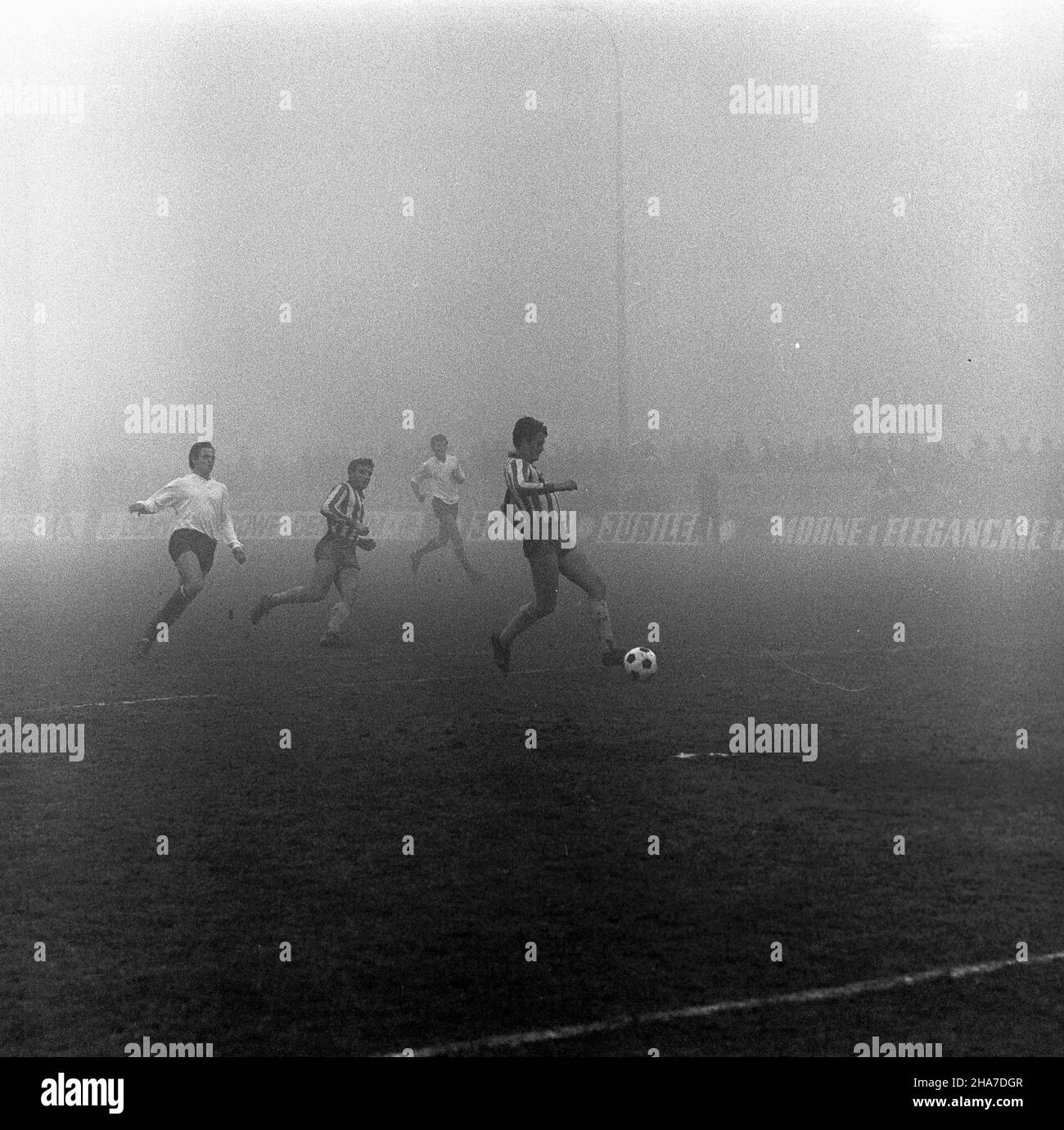 Warszawa, 1969-11-23. Mecz pi³ki no¿nej rundy jesiennej rozgrywek ligowych w sezonie 1969/1970 Gwardia Warszawa - Zag³êbie Sosnowiec, na stadionie Gwardii (ul.Rac³awicka). Spotkanie zakoñczy³o siê zwyciêstwem Zag³êbia Sosnowiec 2:0 (po golach Andrzeja Jarosika w 10 i 68 min.). Zawodnicy Gwardii w pasiastych koszulkach. kw PAP/Stanis³aw D¹browiecki Varsavia, 23 novembre 1969. Il round autunnale della lega polacca di qualificazione a tra Gwardia Warszawa e Zaglebie Sosnowiec allo stadio Gwardia (in via Raclawicka). Sosnowiec vince dal 2 al 0 (dopo gli obiettivi sparati da Andrzej Jarosik nella 10th AN Foto Stock