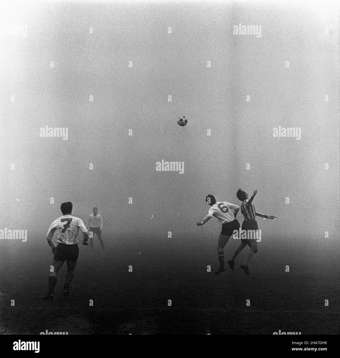 Warszawa, 1969-11-23. Mecz pi³ki no¿nej rundy jesiennej rozgrywek ligowych, w sezonie 1969/1970, Gwardia Warszawa - Zag³êbie Sosnowiec, na stadionie Gwardii (ul.Rac³awicka). Spotkanie zakoñczy³o siê zwyciêstwem Zag³êbia Sosnowiec 2:0 (po golach Andrzeja Jarosika w 10 i 68 min.). Zawodnicy Gwardii w pasiastych koszulkach. kw PAP/Stanis³aw D¹browiecki Varsavia, 23 novembre 1969. Una partita di calcio autunnale 1969 tra Gwardia Warsaw e Zaglebie Sosnowiec allo stadio Gwardia in via Raclawicka. La partita è stata vinta da Zaglebie Sosnowiec dal 2 al 0 (Andrzej Jarosik ha segnato gol nel 10th e. Foto Stock