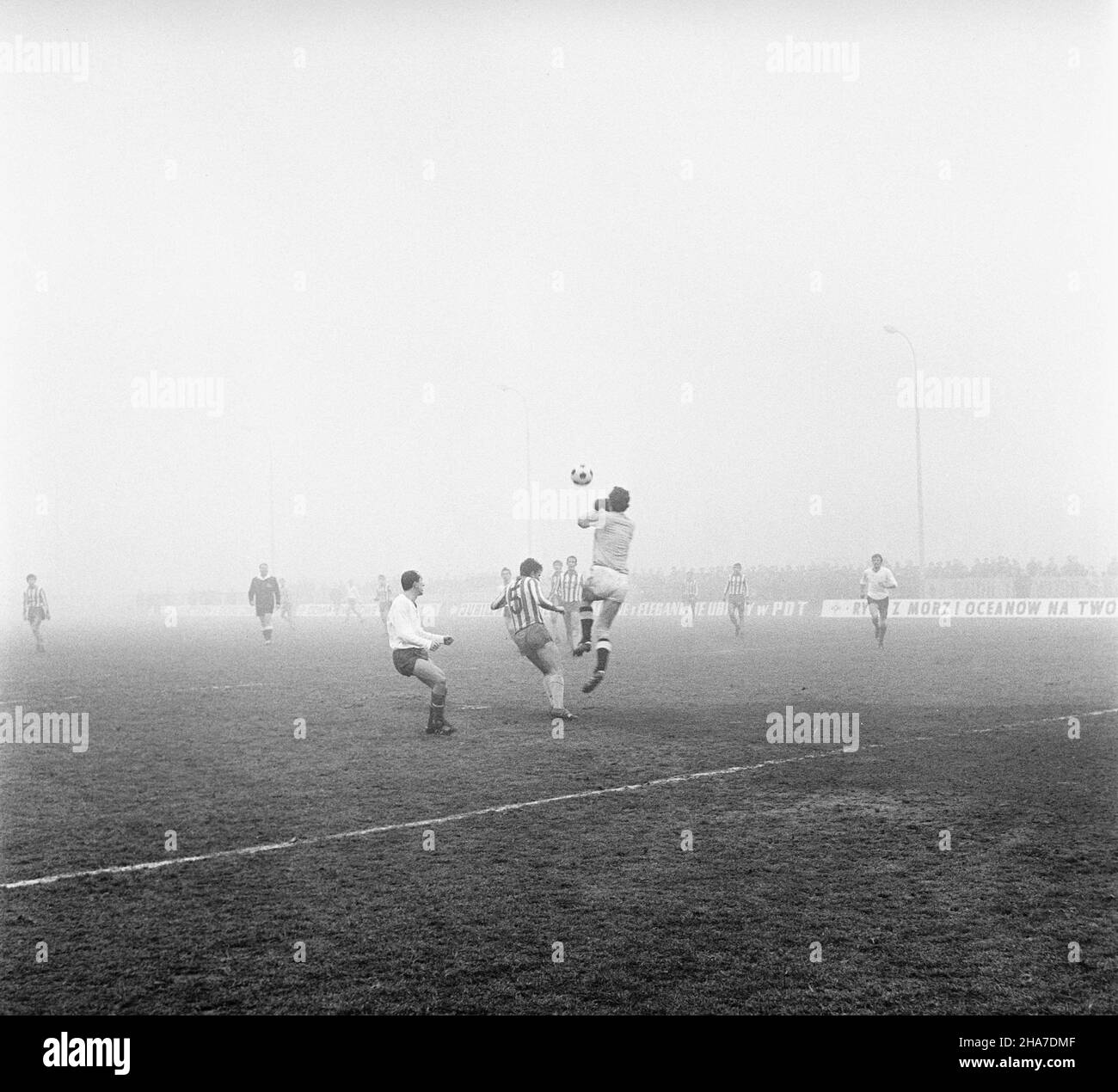 Warszawa, 1969-11-23. Mecz pi³ki no¿nej rundy jesiennej rozgrywek ligowych, w sezonie 1969/1970, Gwardia Warszawa - Zag³êbie Sosnowiec, na stadionie Gwardii (ul.Rac³awicka). Spotkanie zakoñczy³o siê zwyciêstwem Zag³êbia Sosnowiec 2:0 (po golach Andrzeja Jarosika w 10 i 68 min.). Zawodnicy Gwardii w pasiastych koszulkach. NZ. Interwencja bramkarza Gwardii Zbigniewa Pocialika. kw PAP/Adam Urbanek Varsavia, 23 novembre 1969. Una partita di calcio autunnale 1969 tra Gwardia Warsaw e Zaglebie Sosnowiec allo stadio Gwardia in via Raclawicka. La partita è stata vinta da Zaglebie Sosnowiec dal 2 al 0 Foto Stock