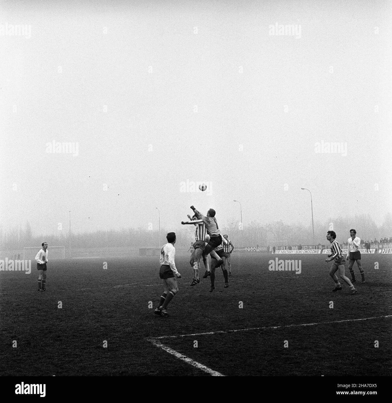 Warszawa, 1969-11-23. Mecz pi³ki no¿nej rundy jesiennej rozgrywek ligowych w sezonie 1969/1970 Gwardia Warszawa - Zag³êbie Sosnowiec, na stadionie Gwardii (ul.Rac³awicka). Spotkanie zakoñczy³o siê zwyciêstwem Zag³êbia Sosnowiec 2:0 (po golach Andrzeja Jarosika w 10 i 68 min.). Zawodnicy Gwardii w pasiastych koszulkach. NZ. Interwencja bramkarza Zag³êbia Witolda Szygu³y. kw PAP/Adam Urbanek Varsavia, 23 novembre 1969. Una partita di calcio autunnale 1969 tra Gwardia Warsaw e Zaglebie Sosnowiec allo stadio Gwardia in via Raclawicka. La partita è stata vinta da Zaglebie Sosnowiec dal 2 al 0 (Andr Foto Stock
