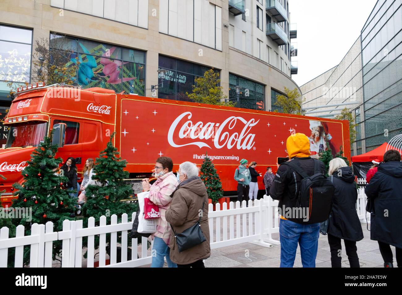 Coca Cola promozionale Natale camion camion logo vintage annuncio parcheggiato fuori John Lewis negozio nel centro di Cardiff Galles 2021 KATHY DEWITT Foto Stock