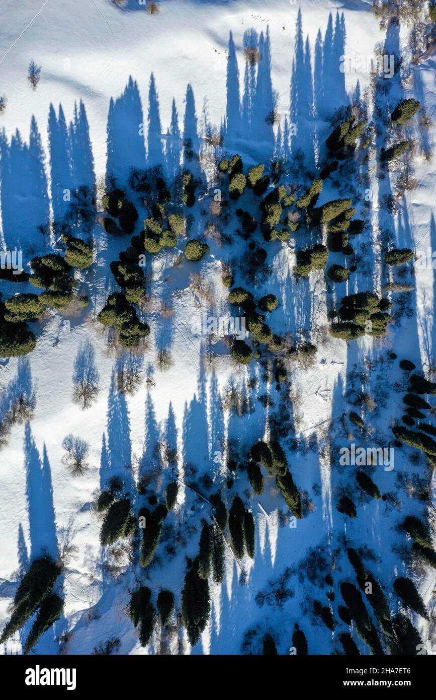 Urumqi. 2nd Dic 2021. Foto aerea scattata il 2 dicembre 2021 mostra lo scenario di Narat punto panoramico nella contea di Xinyuan, nella regione autonoma di Xinjiang Uygur della Cina nord-occidentale. Sin dall'inizio dell'inverno, Xinjiang ha sviluppato una varietà di nuovi progetti e prodotti per promuovere il turismo del ghiaccio-neve. Credit: Zhao GE/Xinhua/Alamy Live News Foto Stock