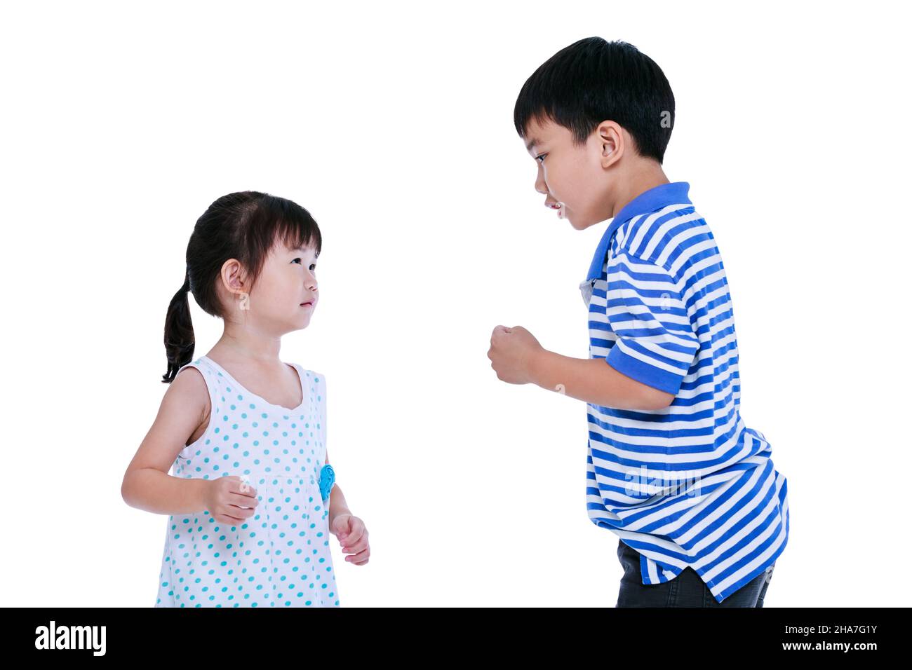 Litigando il conflitto tra il fratello e la sorella. I bambini asiatici stanno combattendo, isolati su sfondo bianco. Foto Stock