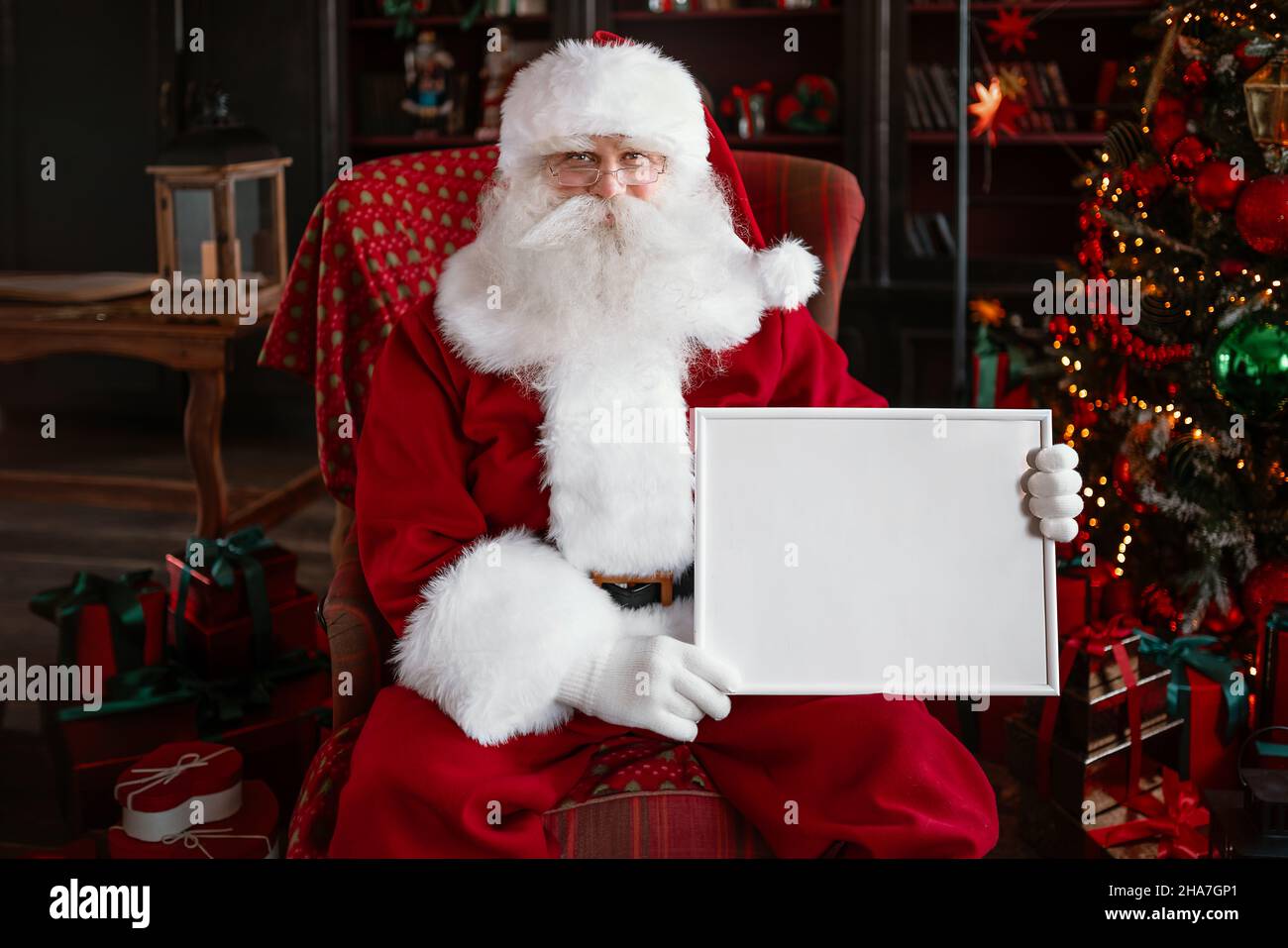 Babbo Natale tenendo la cornice bianca nelle sue mani Foto Stock