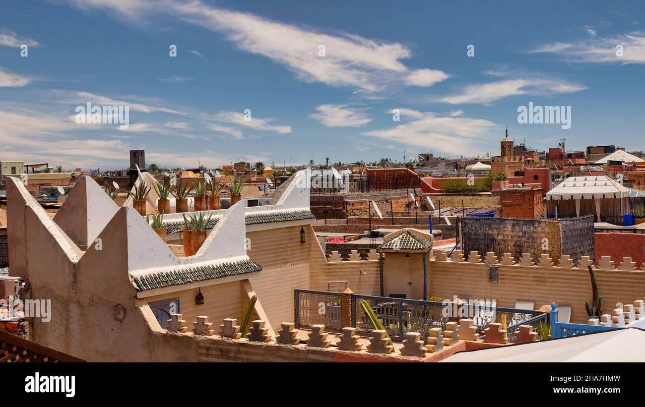 Marrakech tetti tipici nella città vecchia Foto Stock