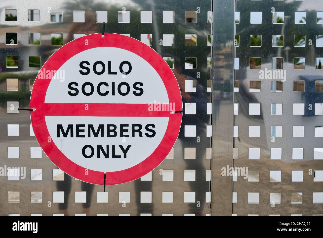 Solo i membri possono accedere a un ingresso privato Foto Stock