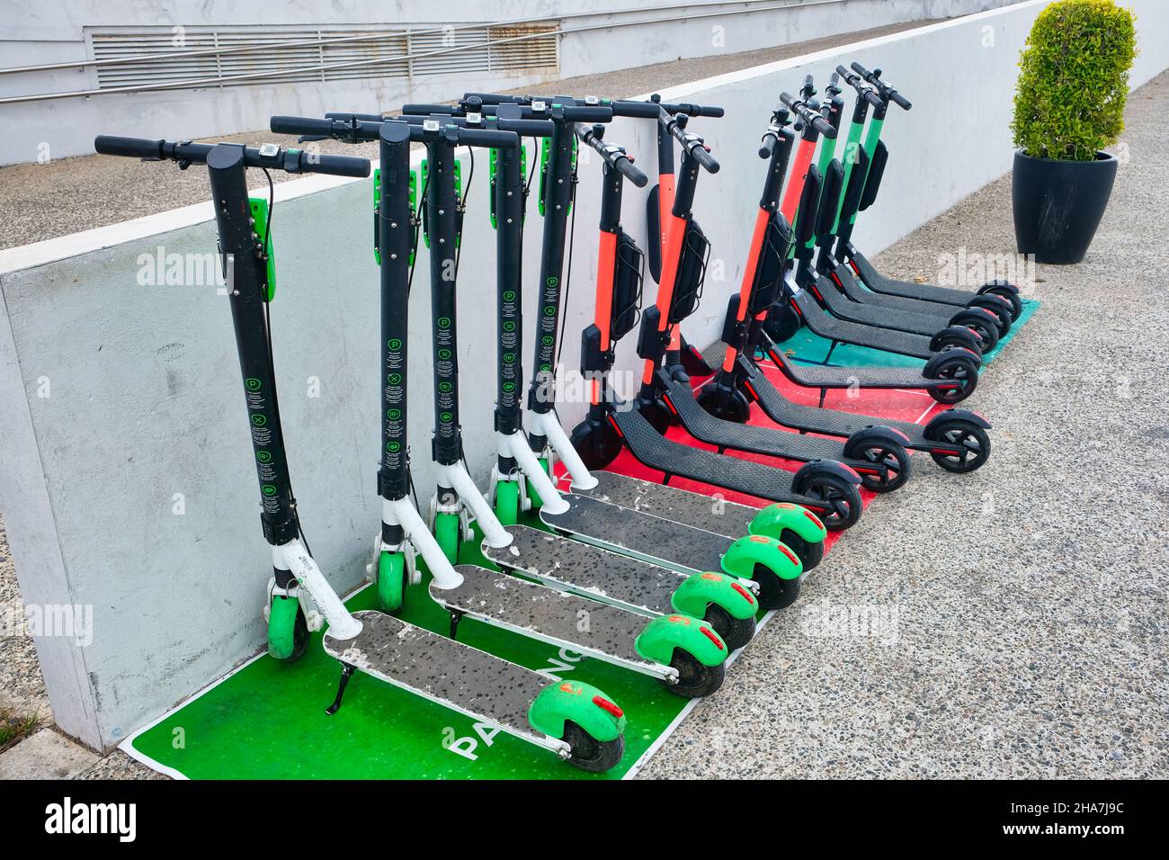 E-scooters uban in una strada Foto Stock