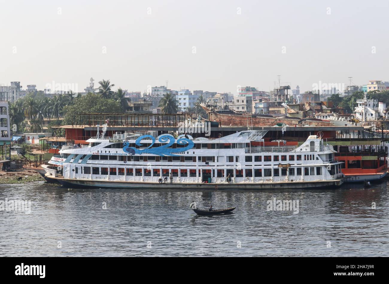 Dhaka, Bangladesh : il fiume Buriganga scorre vicino a Dhaka. I cantieri lungo il fiume sono impegnati nella costruzione e riparazione navale durante tutto l'anno Foto Stock