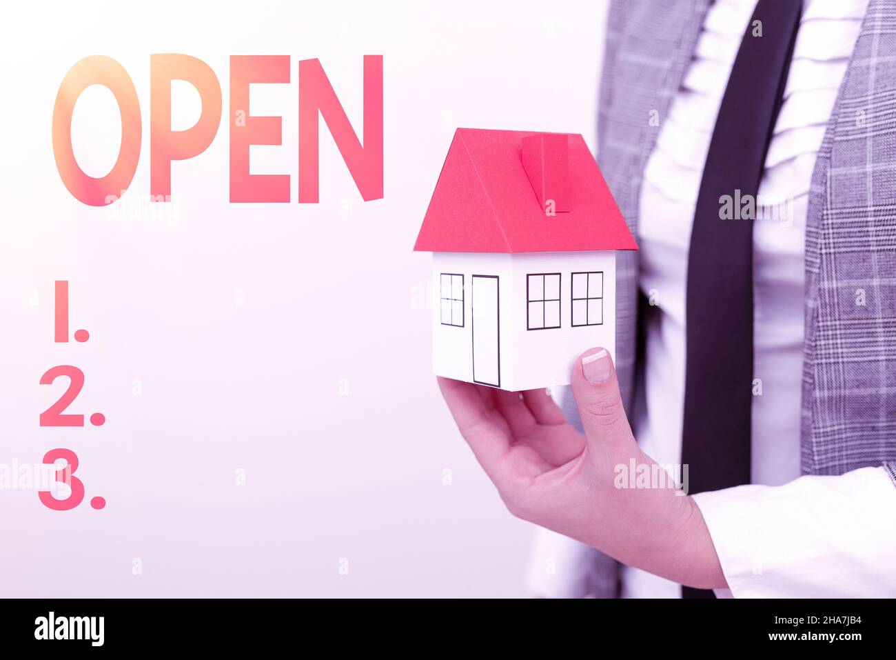 Il segnale mostra aperto. Internet Concept nuovo inizio Business venture passage che permette l'accesso disponibile uomo che presenta il contratto d'affitto della casa in vestito Foto Stock
