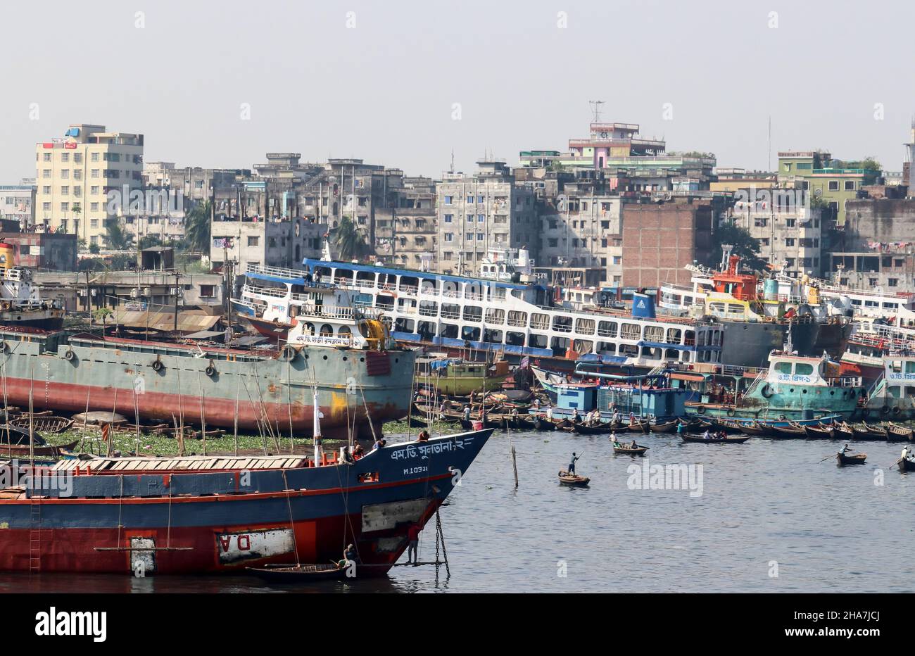 Dhaka, Bangladesh : il fiume Buriganga scorre vicino a Dhaka. I cantieri lungo il fiume sono impegnati nella costruzione e riparazione navale durante tutto l'anno Foto Stock