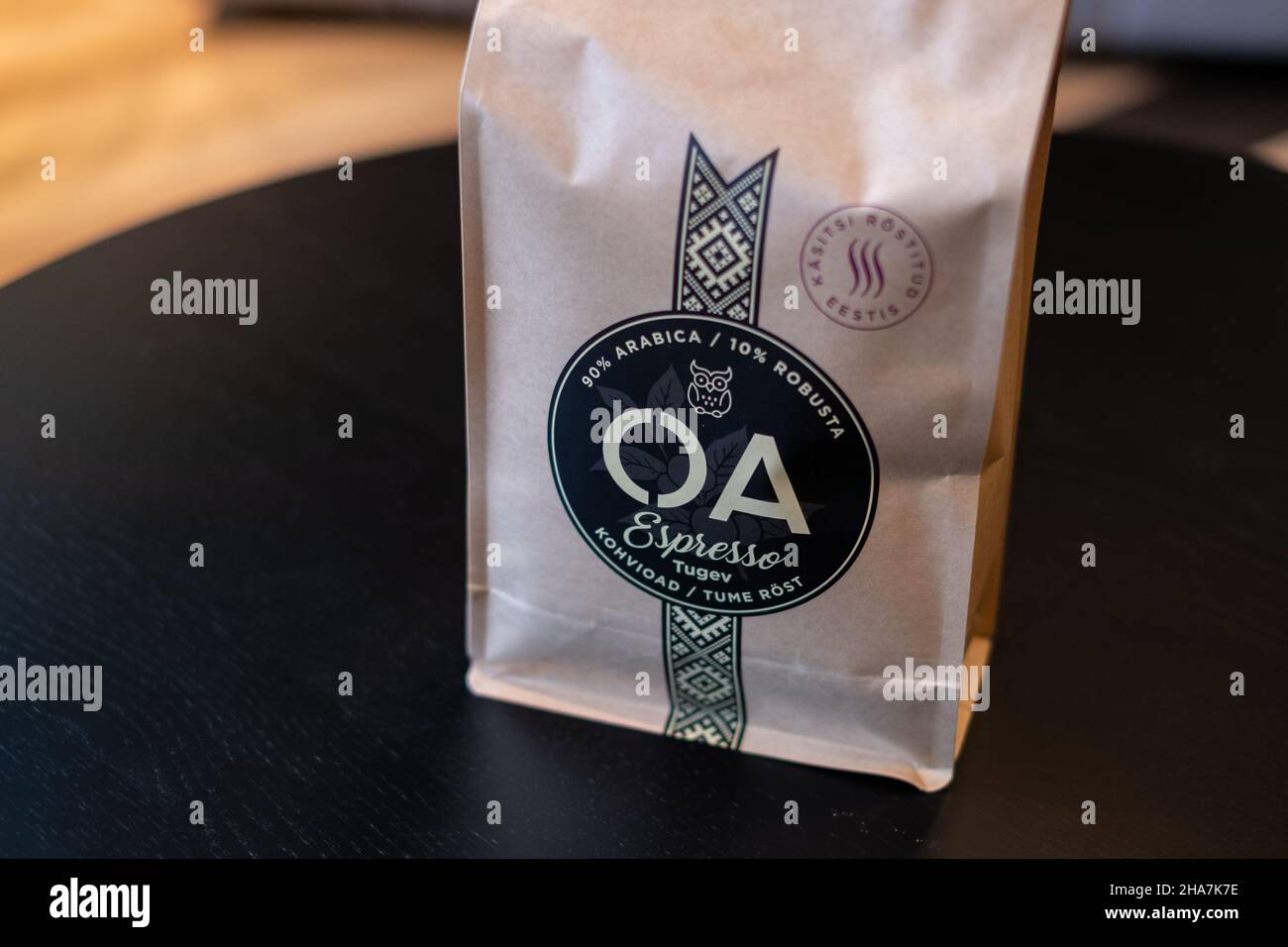Estonia - 4 dicembre 2021: OA Coffee pack di fagioli. Marca di caffè di qualità estone. OA Coffee COME azienda IPO raccoglie capitale sulla borsa valori di Nasdaq Baltic Foto Stock