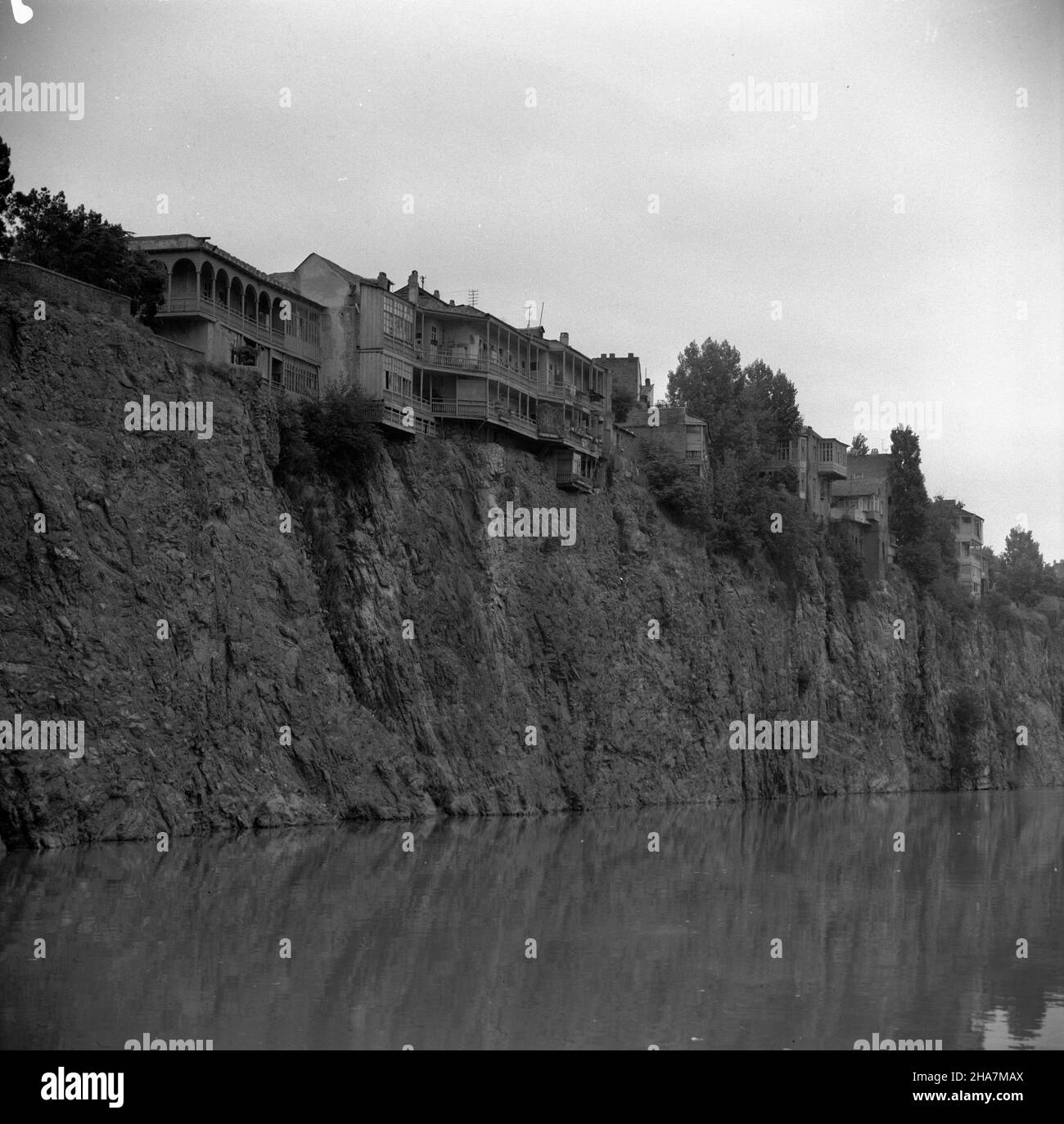 Gruzja, Tbilisi, 1969-11-21. Stolica Gruziñskiej Socjalistycznej Republiki Radzieckiej (a od 1991 r. Republiki Gruzji) jest miastem po³o¿onym na dnie i zboczach doliny rzeki Kury. wedok starej dzielnicy Tbilisi z brzegu rzeki Kury. mta PAP/Tadeusz Olszewski Georgia, Tbilisi, 21 novembre 1969. La capitale della Repubblica socialista sovietica georgiana (dal 1991 la capitale della Repubblica di Georgia) è situata sul pavimento e sulle pendici del fiume Kura vally. Nella foto: Vista di un antico distretto di Tbilisi dalla riva del fiume Kura. mta PAP/Tadeusz Olszewski Foto Stock