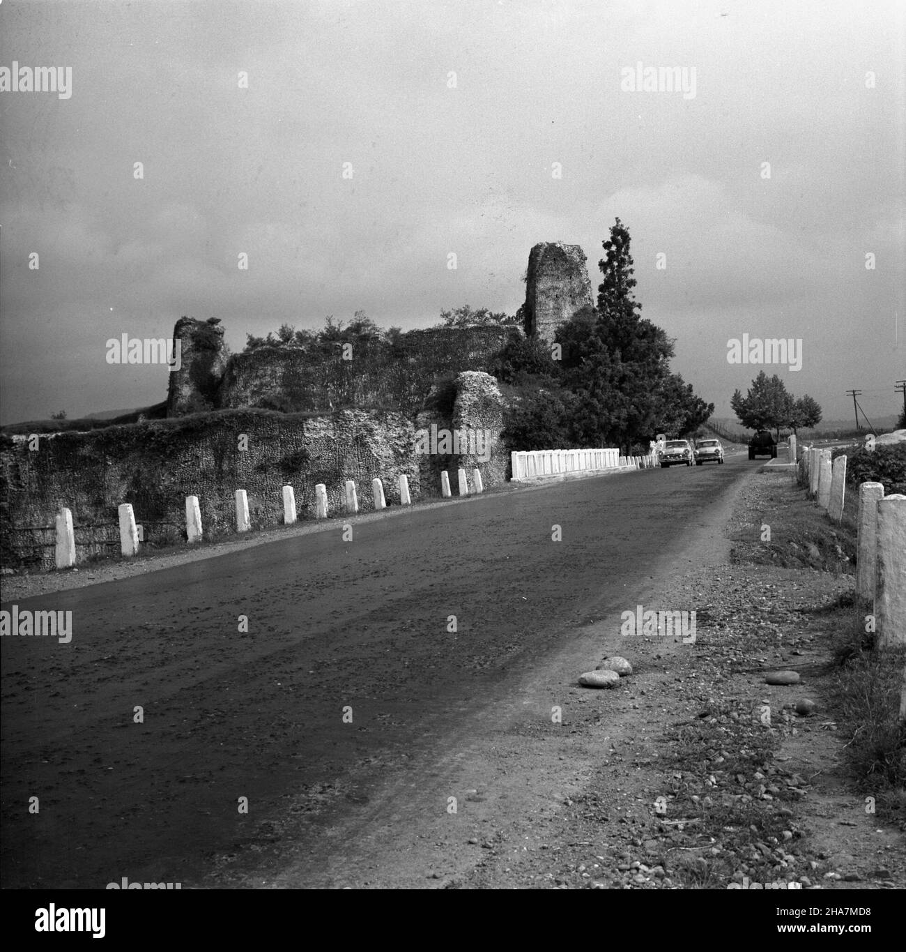 Gruzja, Tbilisi, 1969-11-21. Stolica Gruziñskiej Socjalistycznej Republiki Radzieckiej (a od 1991 r. Republiki Gruzji) jest miastem po³o¿onym na dnie i zboczach doliny rzeki Kury. NZ. Ruiny twierdzy przy drodze wyjazdowej z Tbilisi. mta PAP/Tadeusz Olszewski Georgia, Tbilisi, 21 novembre 1969. La capitale della Repubblica socialista sovietica georgiana (dal 1991 la capitale della Repubblica di Georgia) è situata sul pavimento e sulle pendici del fiume Kura vally. Nella foto: Rovine di una roccaforte su una strada. mta PAP/Tadeusz Olszewski Foto Stock