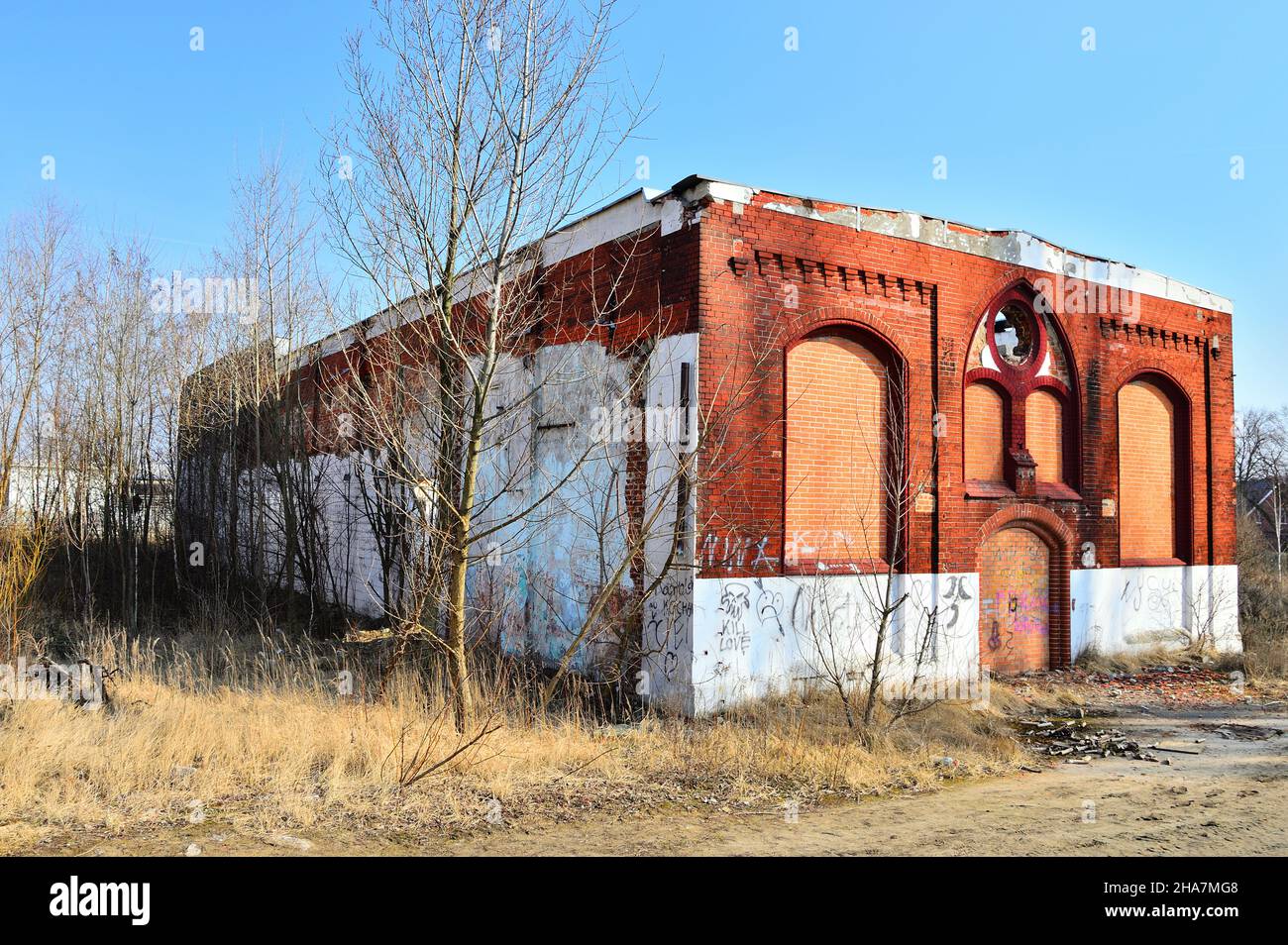 Abbandonata costruzione di fabbrica in un giorno d'autunno soleggiato. UrbEx. Foto Stock