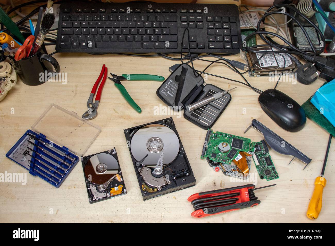 Il salto di un banco di lavoro per tecnici elettronici con utensili manuali Foto Stock