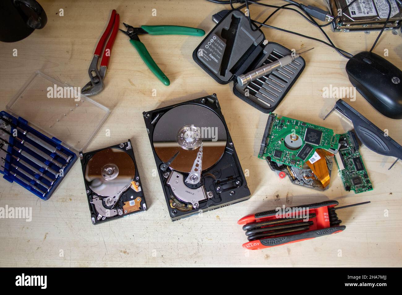 Il salto di un banco di lavoro per tecnici elettronici con utensili manuali Foto Stock