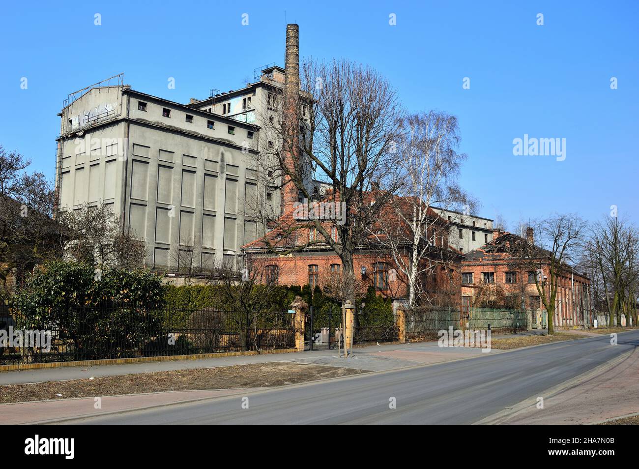 Abbandonata costruzione di fabbrica in un giorno d'autunno soleggiato. UrbEx. Foto Stock