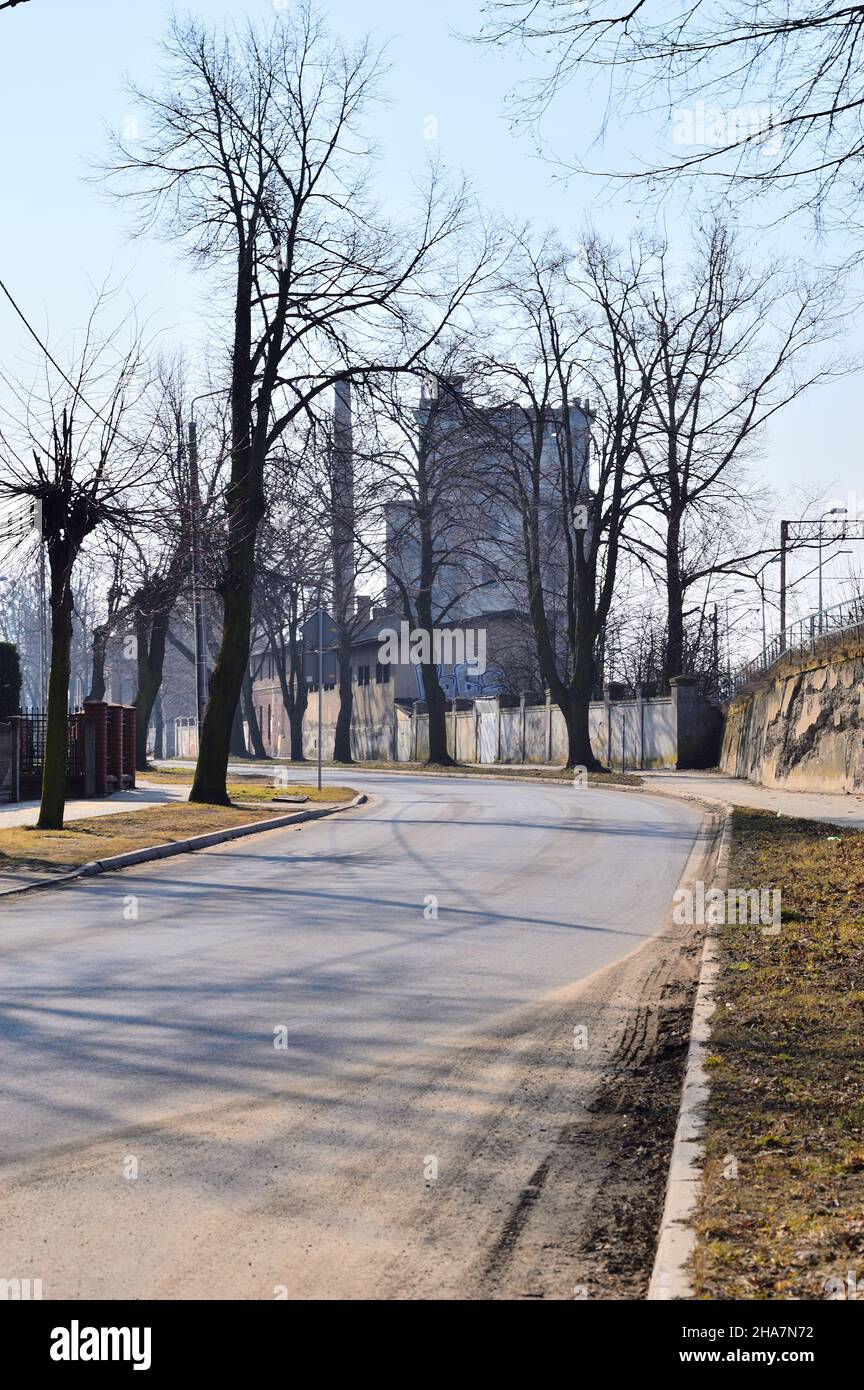 Abbandonata costruzione di fabbrica in un giorno d'autunno soleggiato. UrbEx. Foto Stock