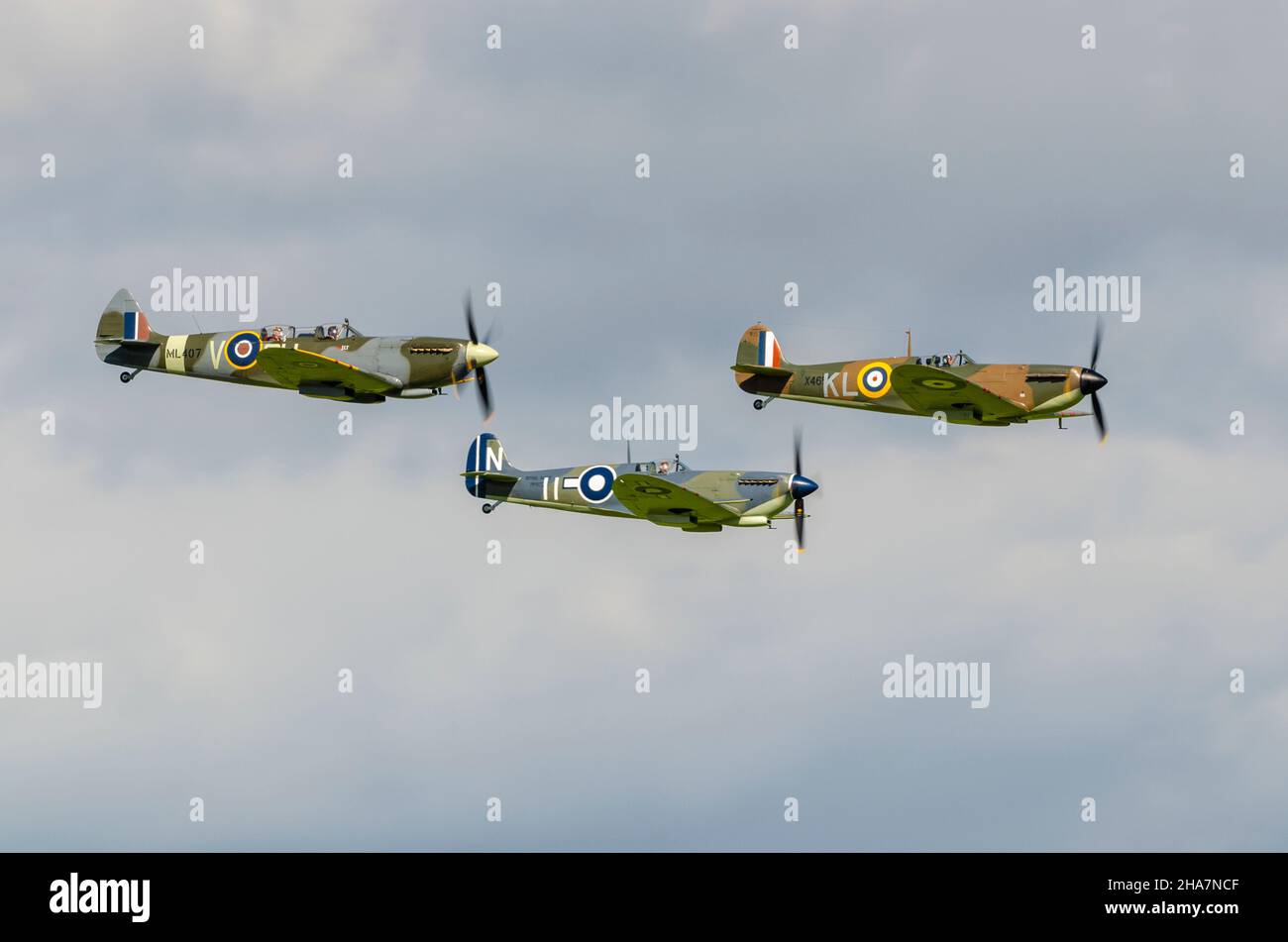 Seafire e Spitfire. Il giorno della battaglia della Gran Bretagna 2015 un flypassato di 33 aerei ha preso il largo da Goodwood Aerodrome per segnare il 75th anniversario della battaglia Foto Stock